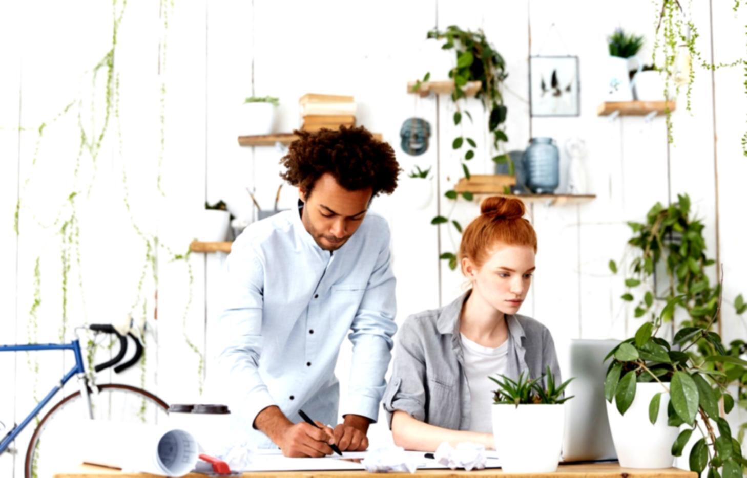 Analista trabajando con gráficos de pronóstico empresarial